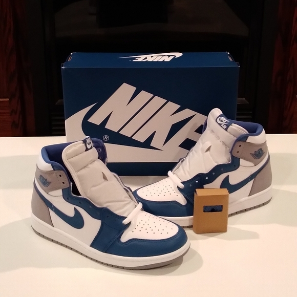 Jordan 1 Retro High OG "True Blue" Brand New/Ds Size 9.5 Mens - Picture 3 of 5